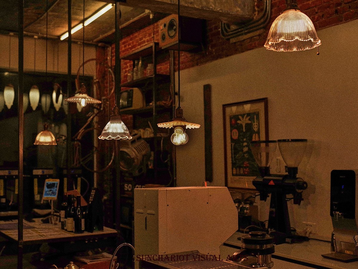 胡同里已经没有顾客就要打烊的小咖啡馆