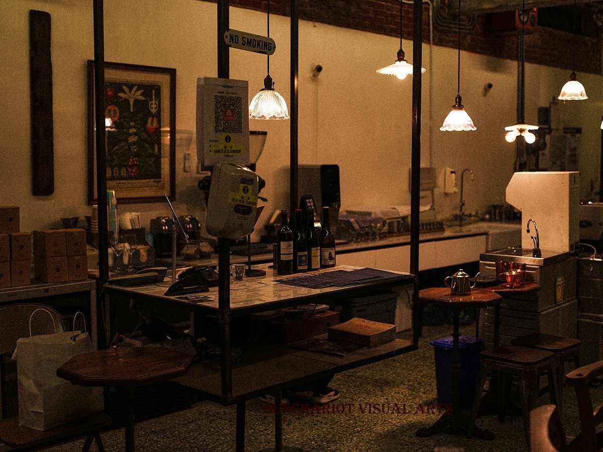 胡同里已经没有顾客就要打烊的小咖啡馆