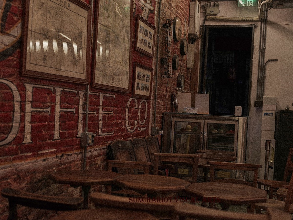 胡同里已经没有顾客就要打烊的小咖啡馆