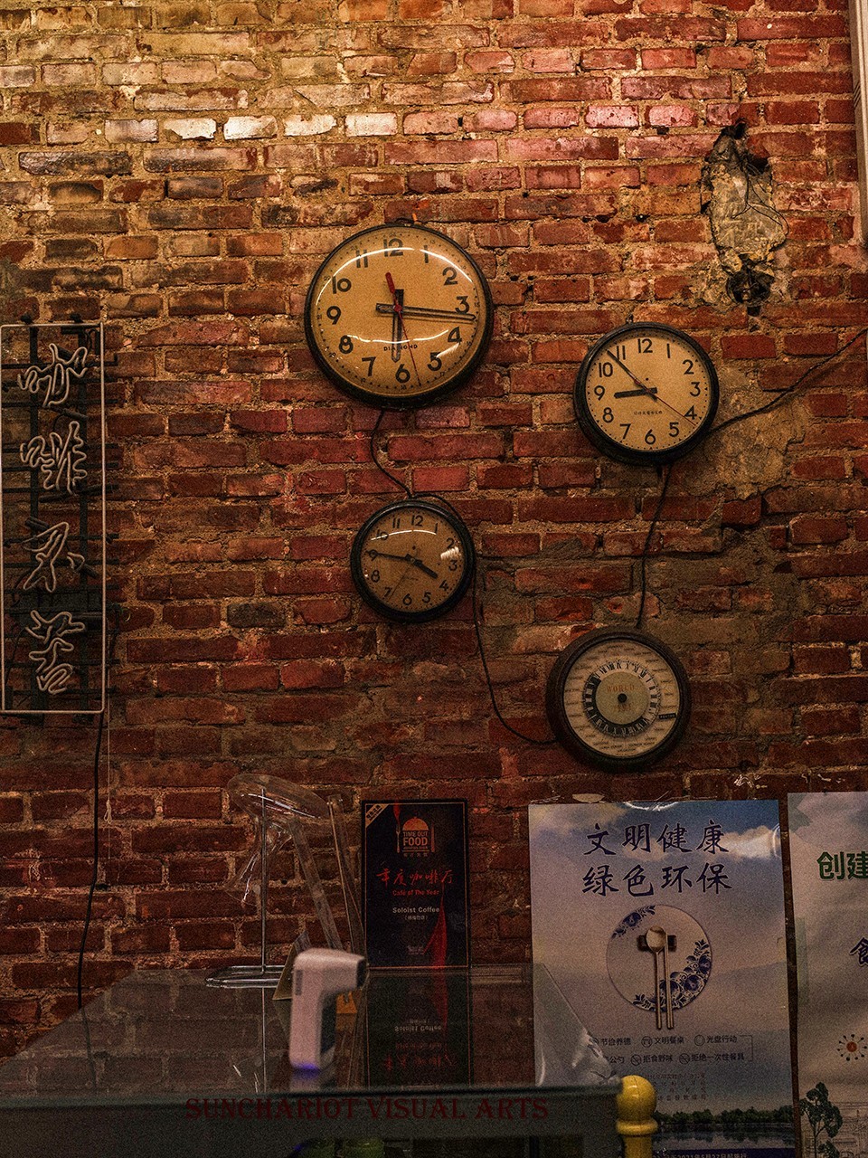 胡同里已经没有顾客就要打烊的小咖啡馆