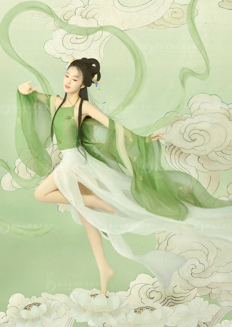 “云髻玉簪斜,落地飘然化作花。犹带九天仙子气,清香冉冉透窗纱”