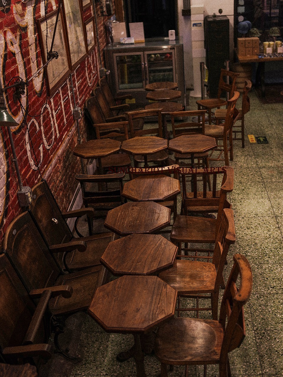 胡同里已经没有顾客就要打烊的小咖啡馆