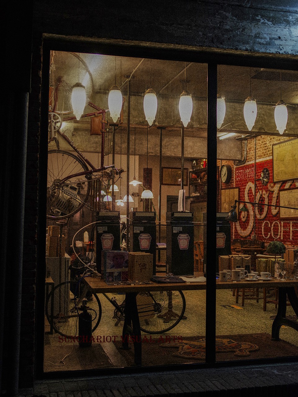 胡同里已经没有顾客就要打烊的小咖啡馆