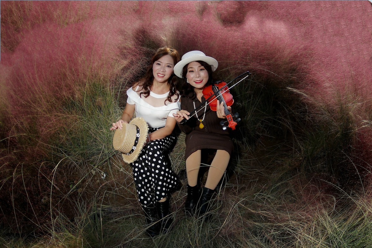 环境人像外拍--粉黛草从中的好闺蜜！