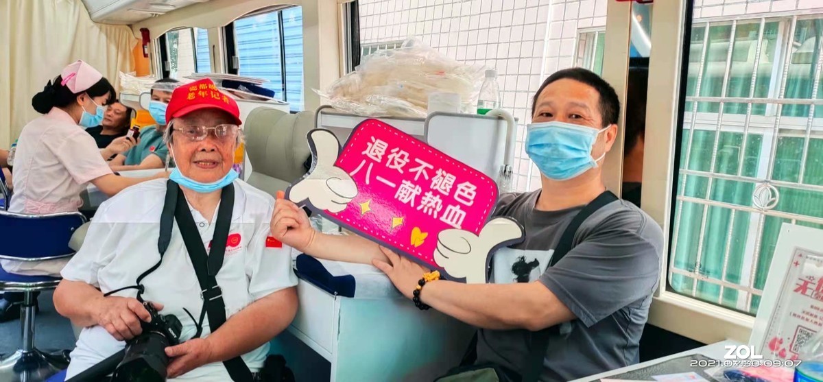 庆“八一”老兵义务献血之四