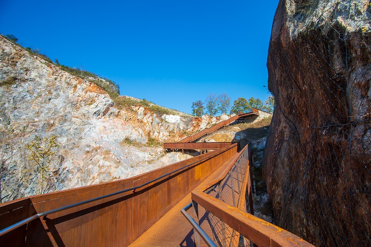 南京汤山矿坑公园