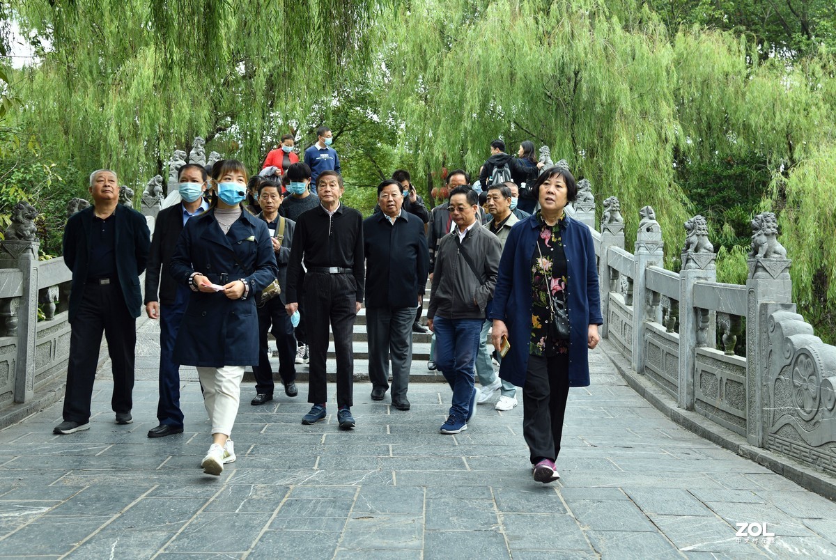 导游带领逛三河古镇