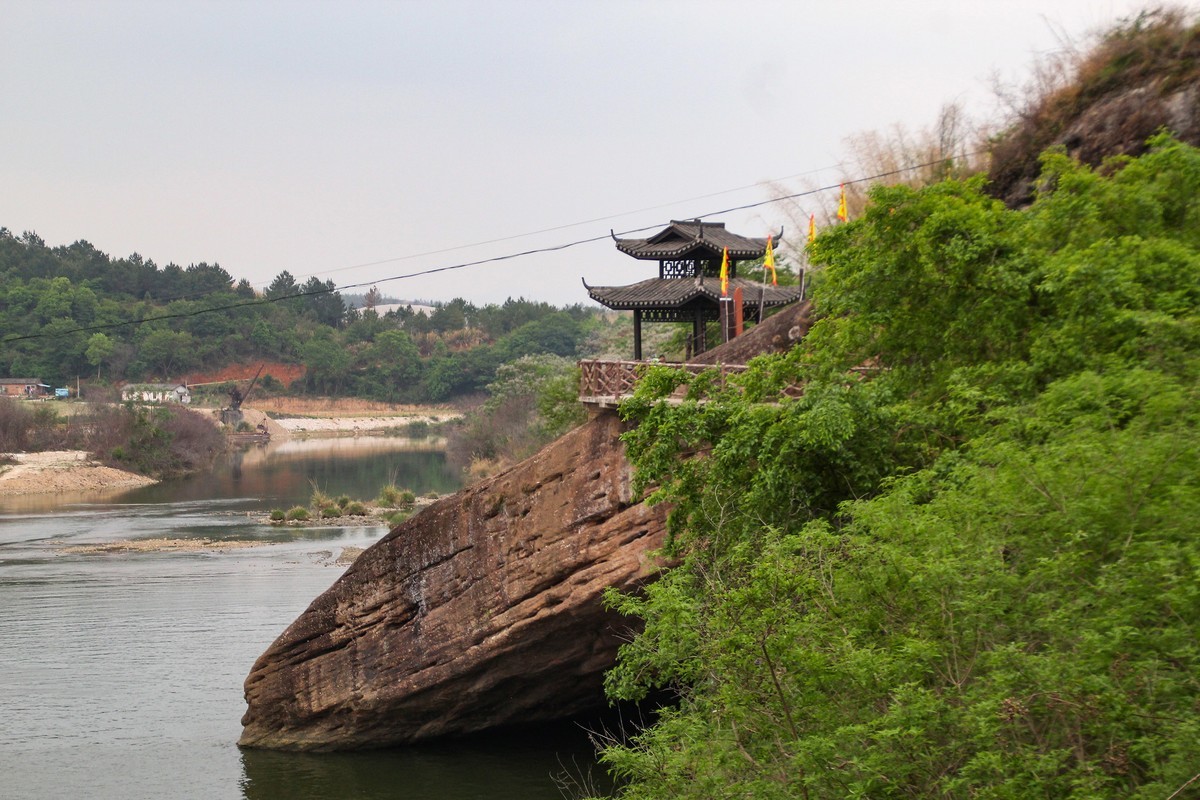 东江源头青龙岩