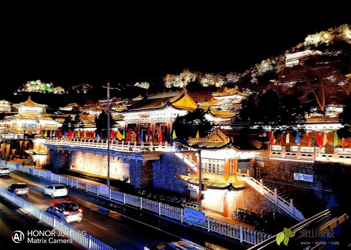 兰州中山桥铁桥与白塔山夜景