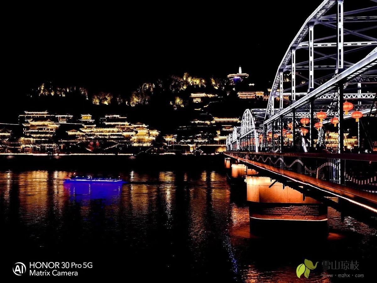 兰州中山桥铁桥与白塔山夜景