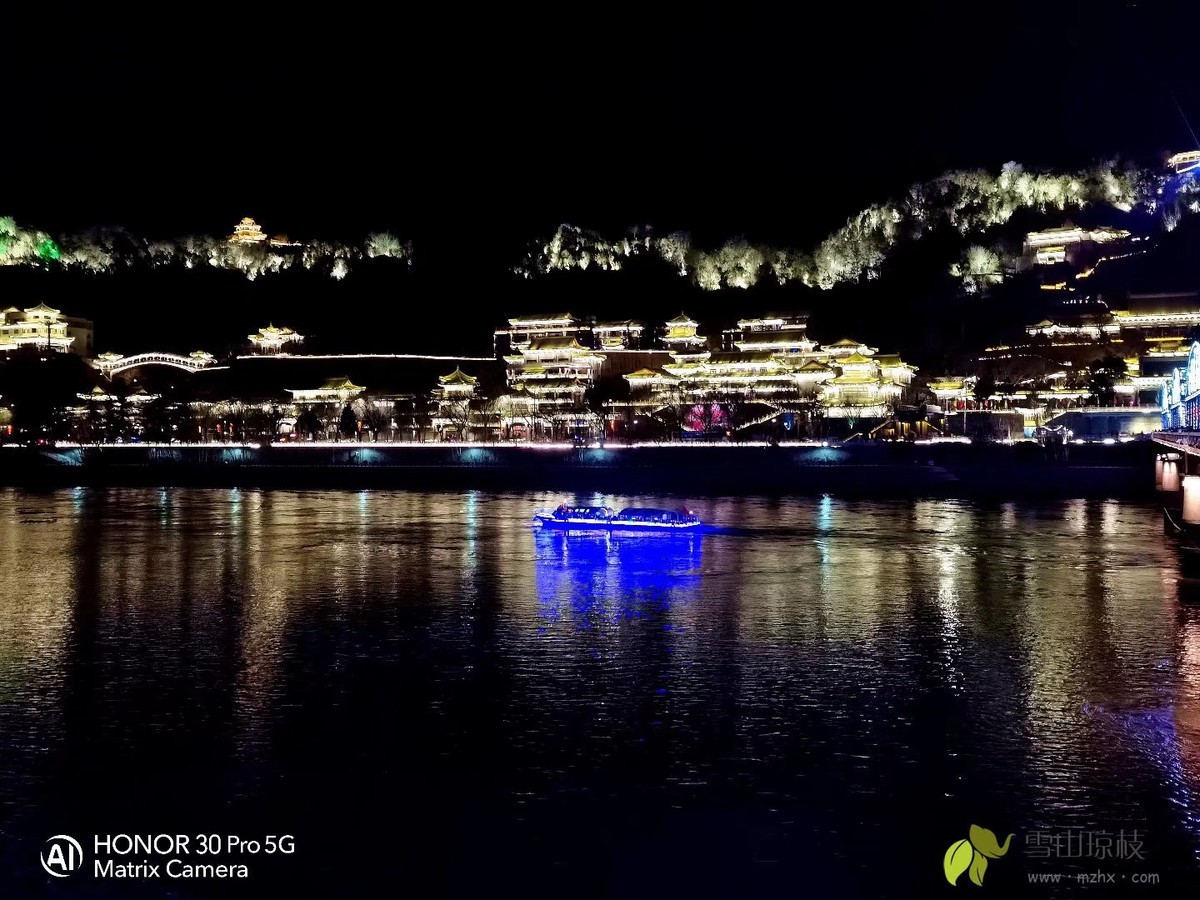 兰州中山桥铁桥与白塔山夜景