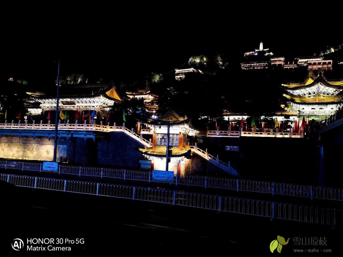 兰州中山桥铁桥与白塔山夜景