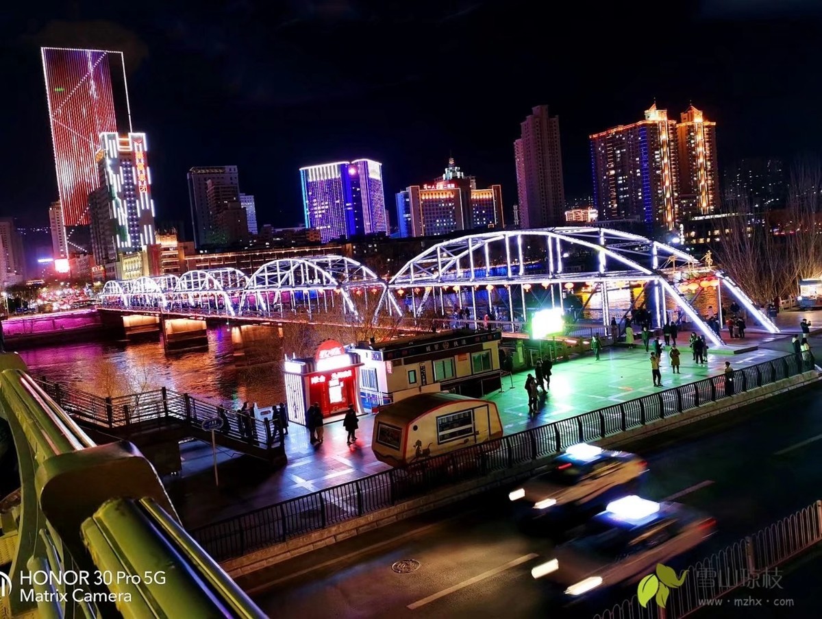 兰州中山桥铁桥与白塔山夜景