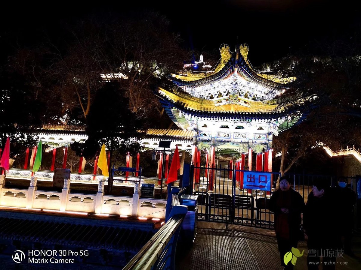 兰州中山桥铁桥与白塔山夜景