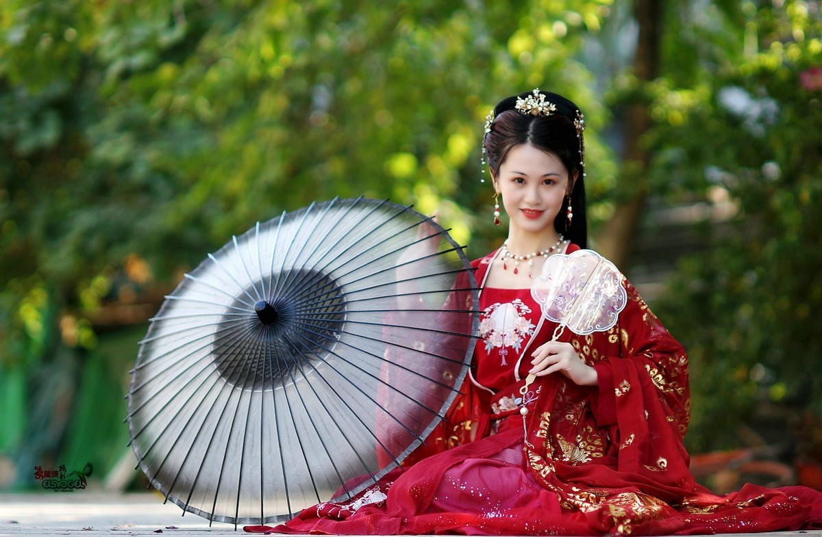 【大年三十之古装少女】--- 梓君