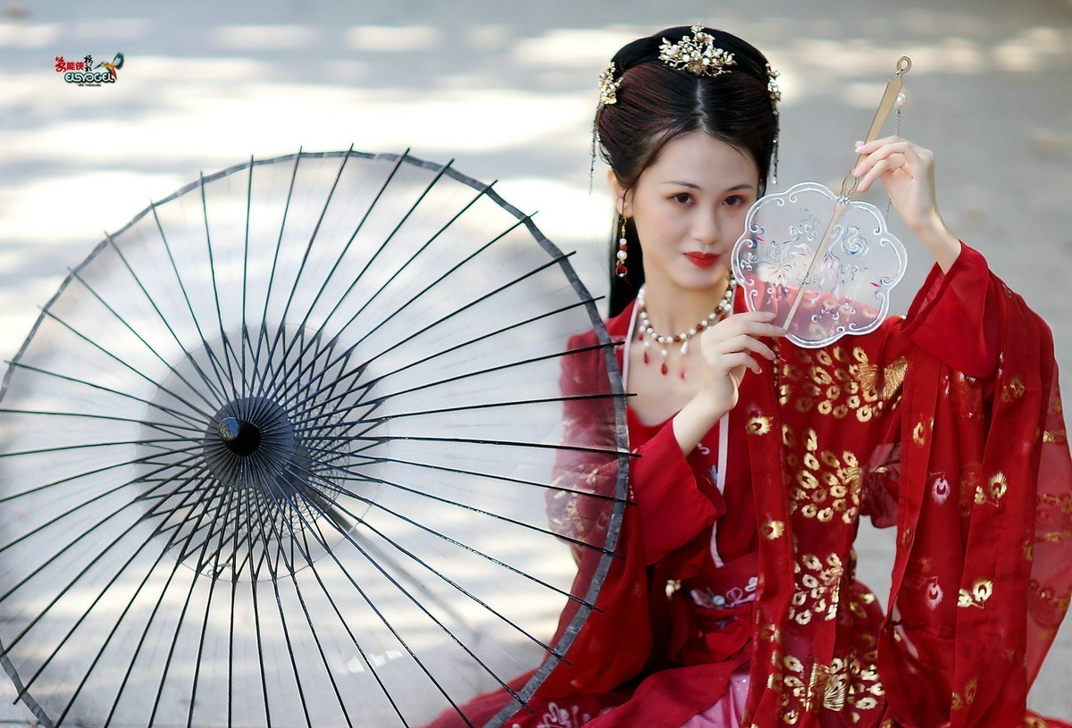 【大年三十之古装少女】--- 梓君