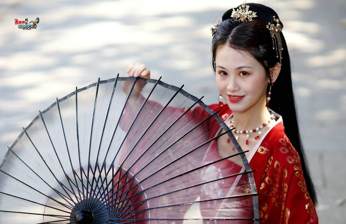 【大年三十之古装少女】--- 梓君