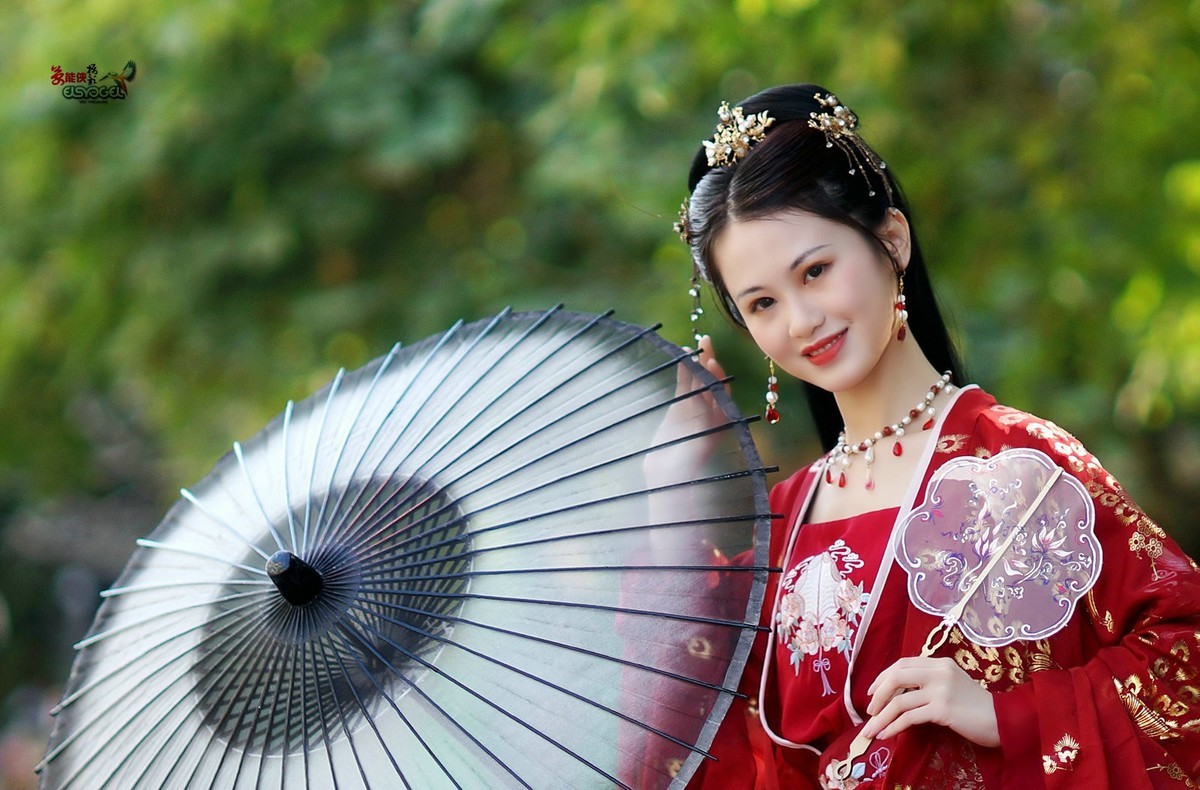 【大年三十之古装少女】--- 梓君