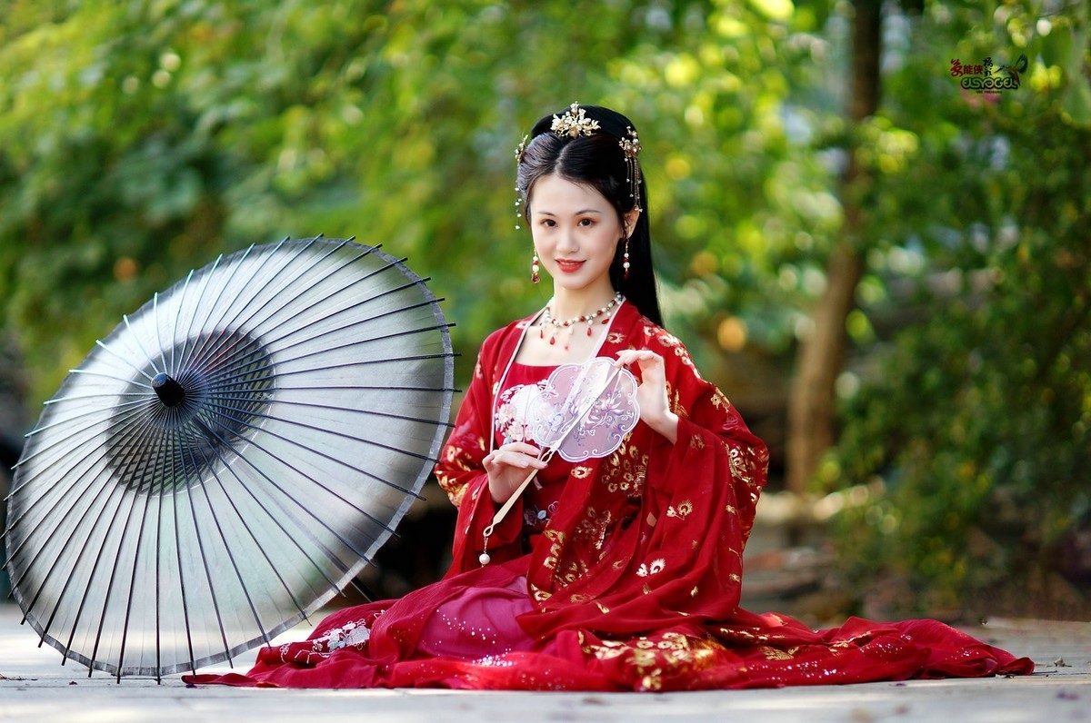 【大年三十之古装少女】--- 梓君