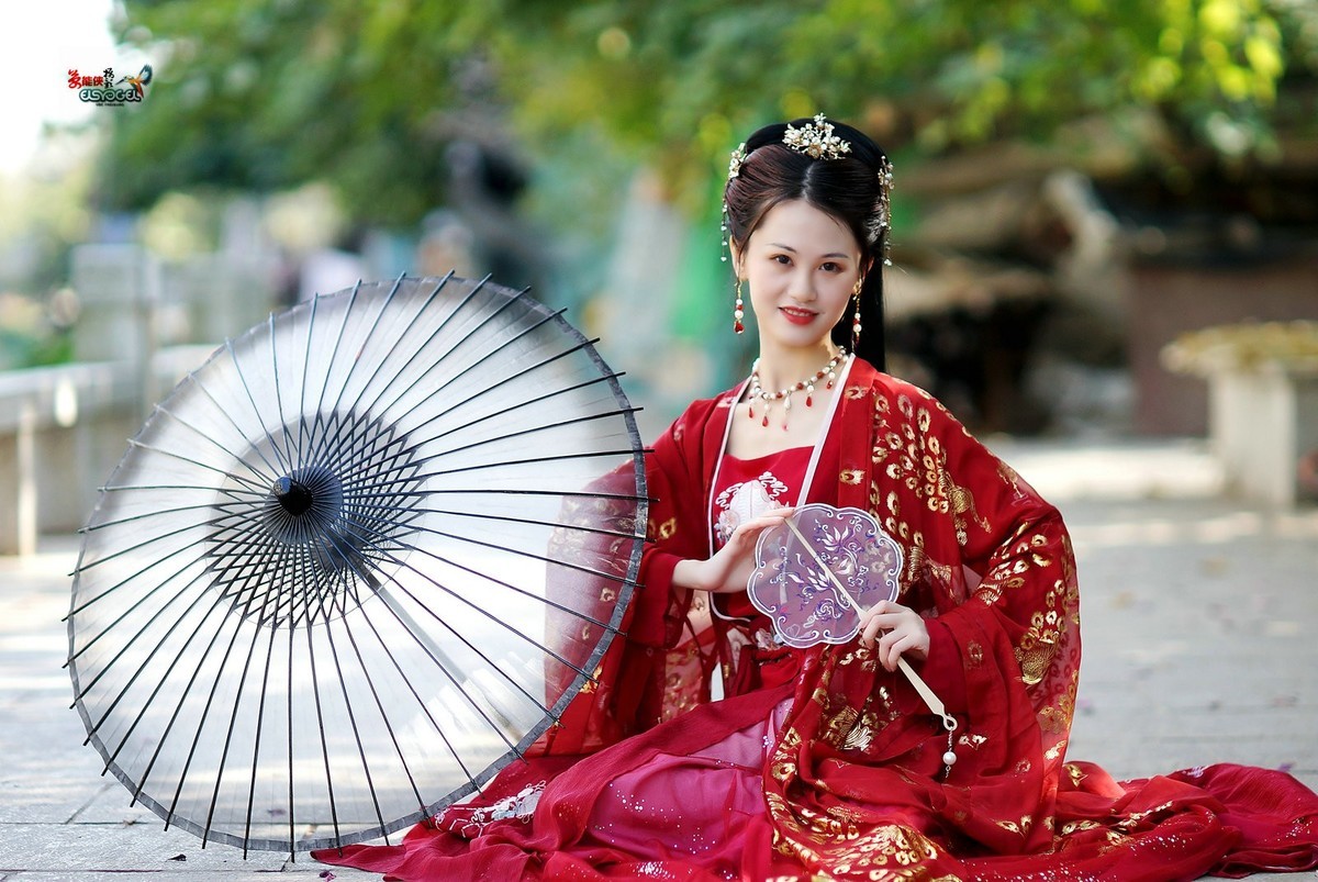 【大年三十之古装少女】--- 梓君