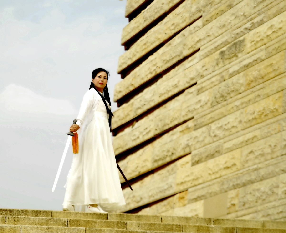 环境人像外拍---盘龙城城墙上的”侠女“！