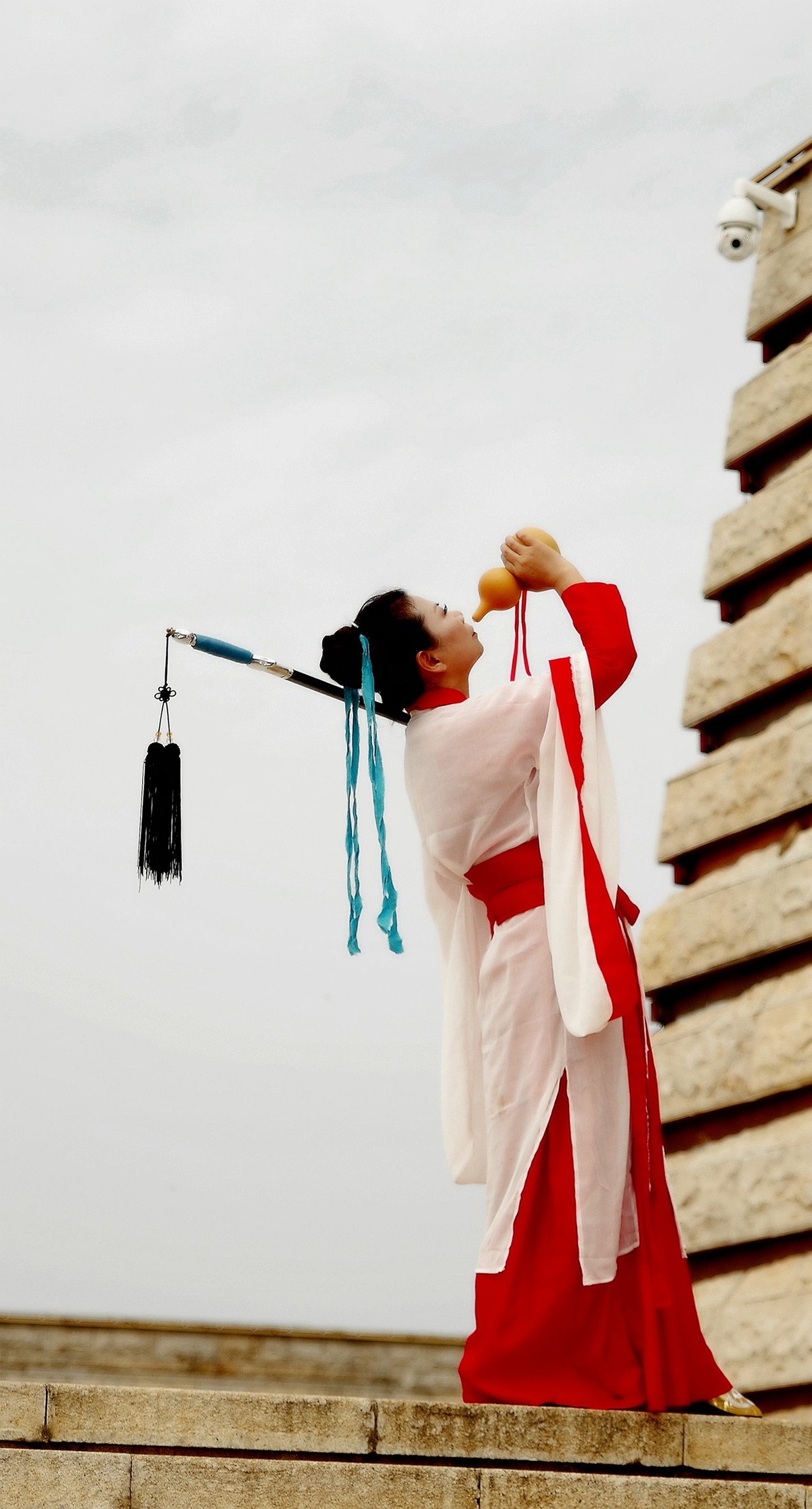 环境人像外拍---盘龙城城墙上的”侠女“！