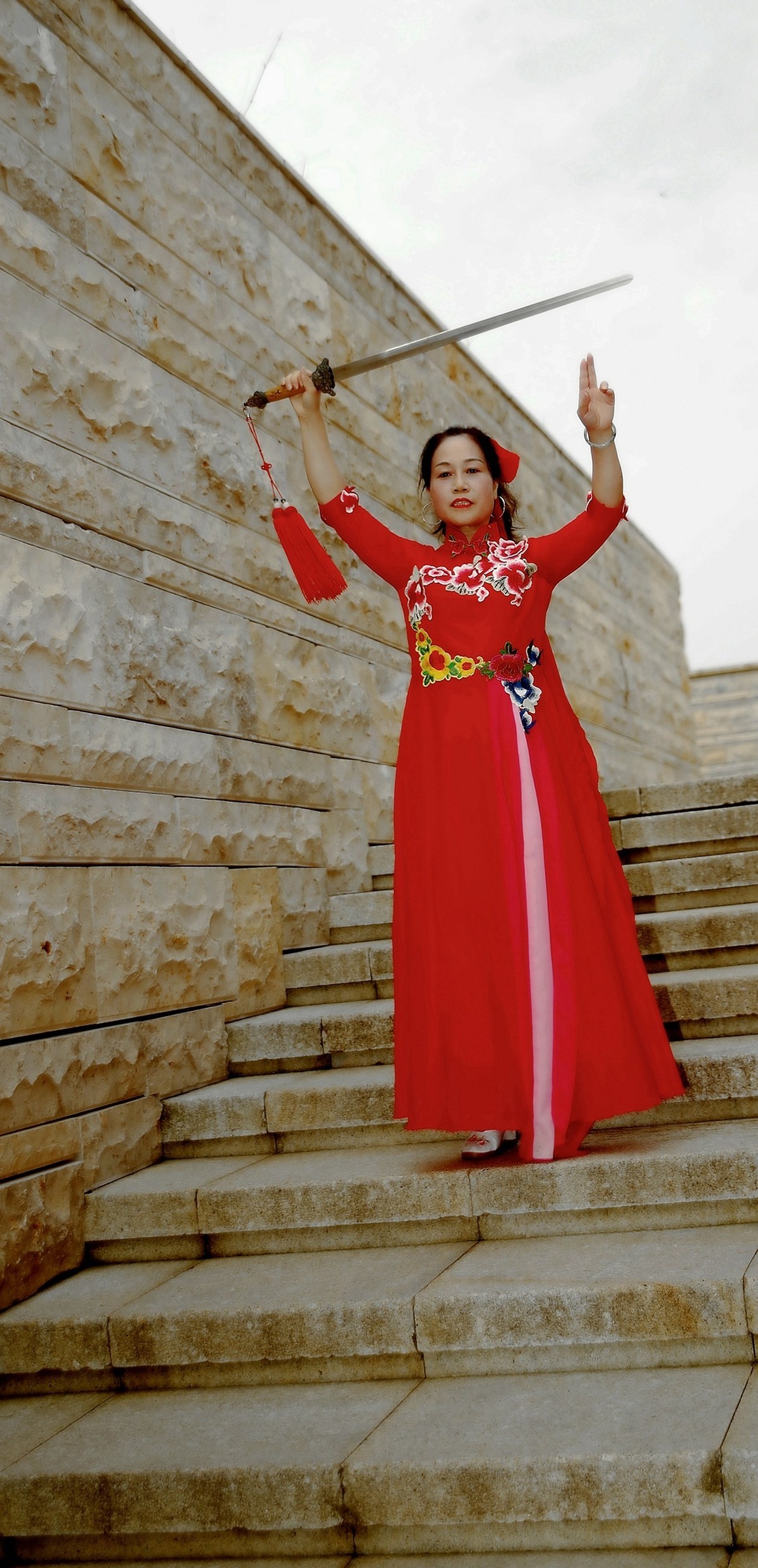 环境人像外拍---盘龙城城墙上的”侠女“！