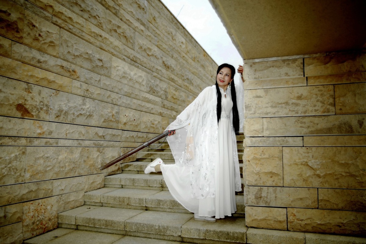 环境人像外拍---盘龙城城墙上的”侠女“！