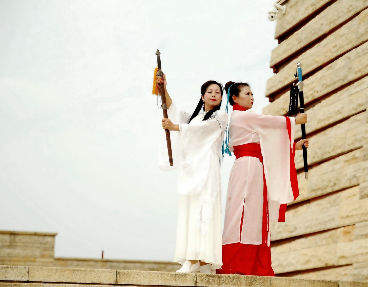 环境人像外拍---盘龙城城墙上的”侠女“！