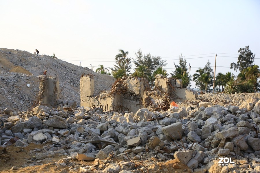 108【寿星老海南游摄日记】20.12.29海南临髙长島蓝湾被强拆掉的三座海景楼房殘殘垣