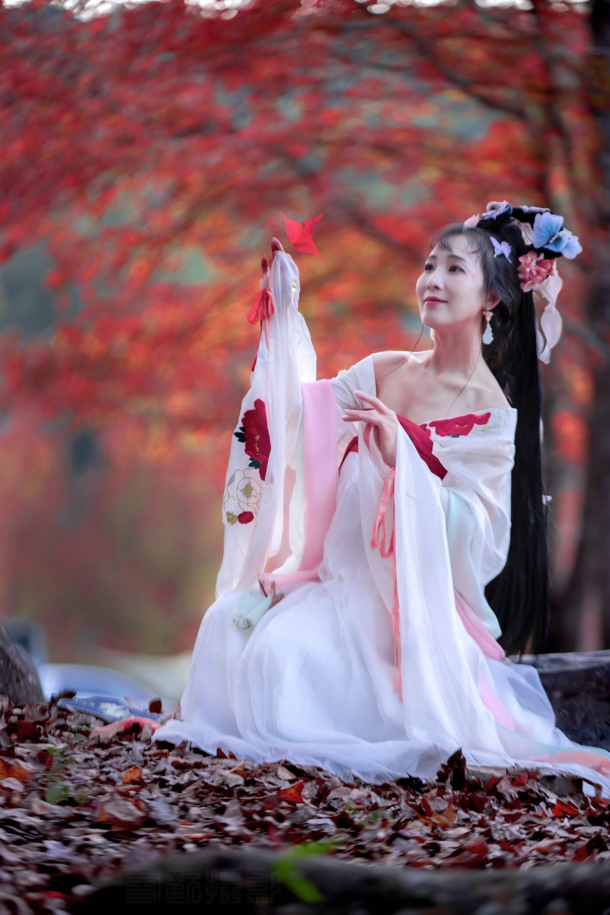 山间红叶好，霜重色欲浓