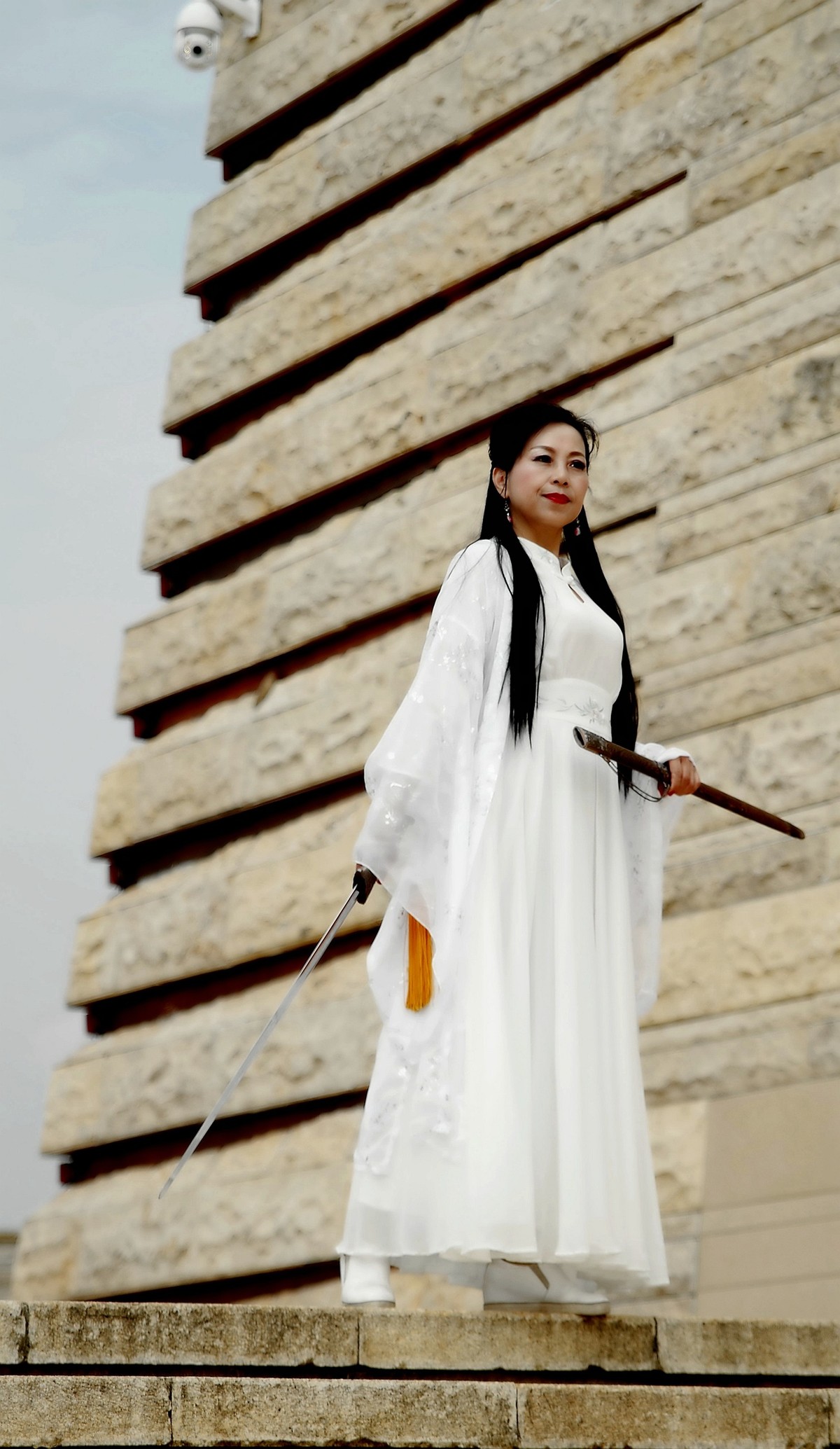 环境人像外拍---盘龙城城墙上的”侠女“！