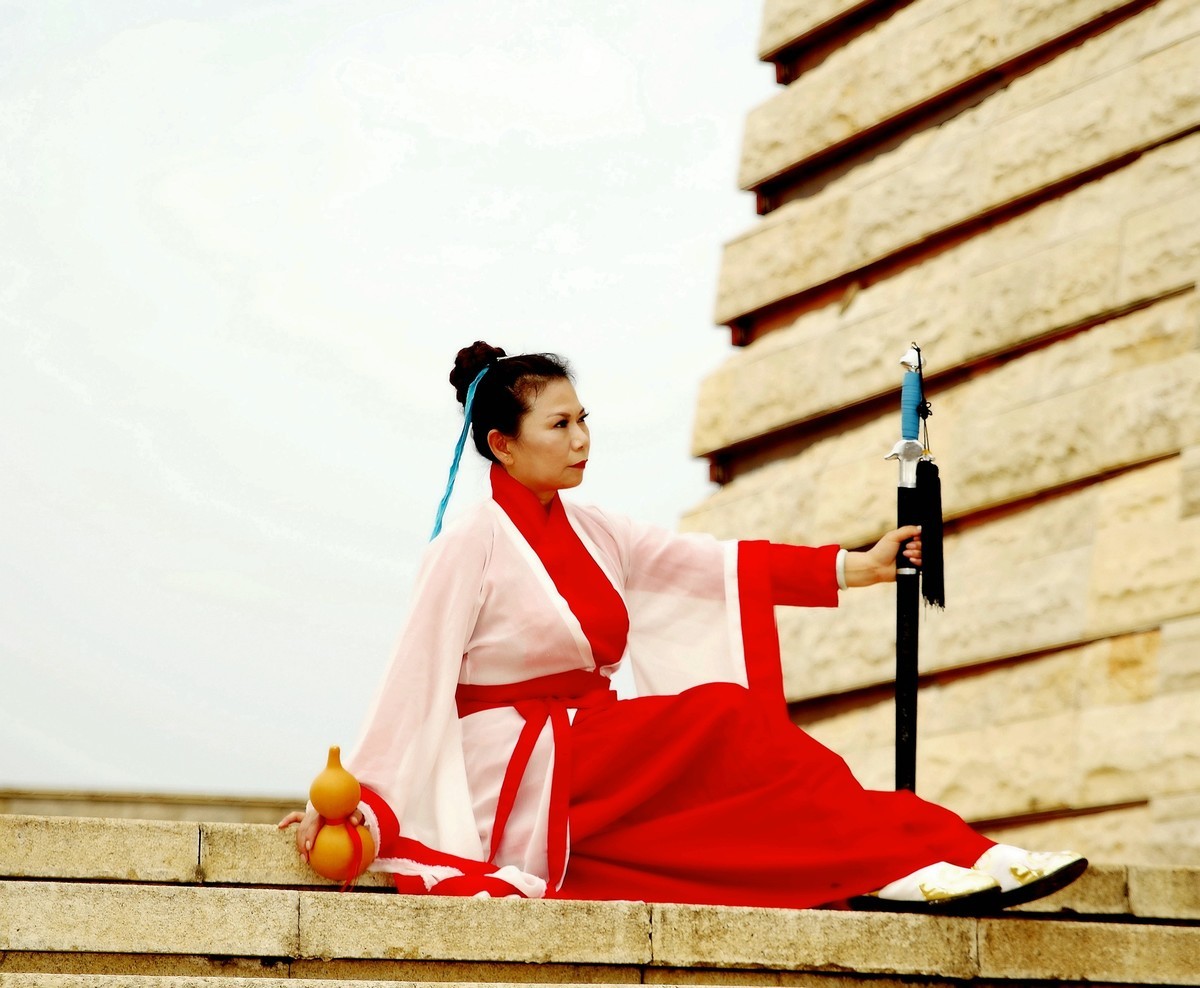 环境人像外拍---盘龙城城墙上的”侠女“！