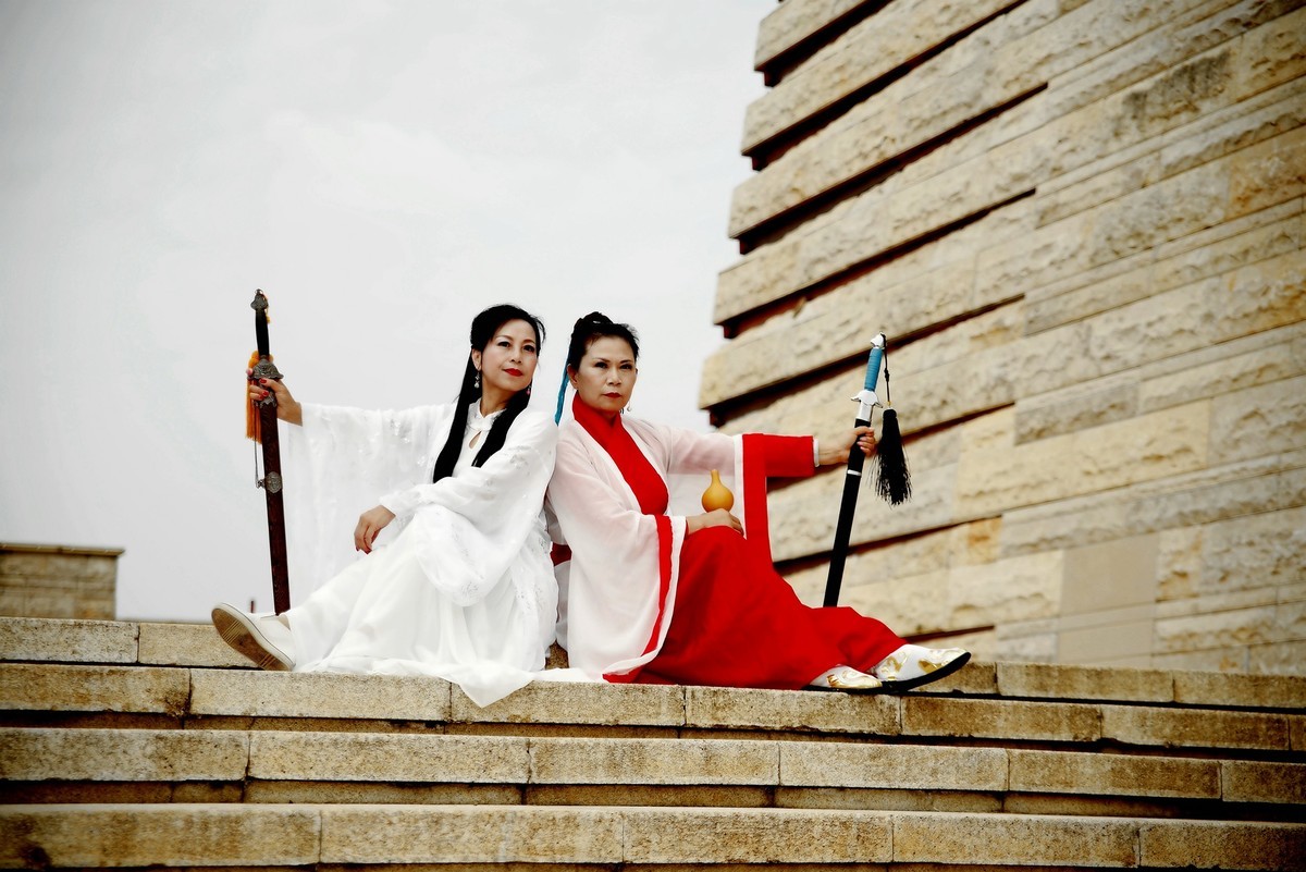 环境人像外拍---盘龙城城墙上的”侠女“！