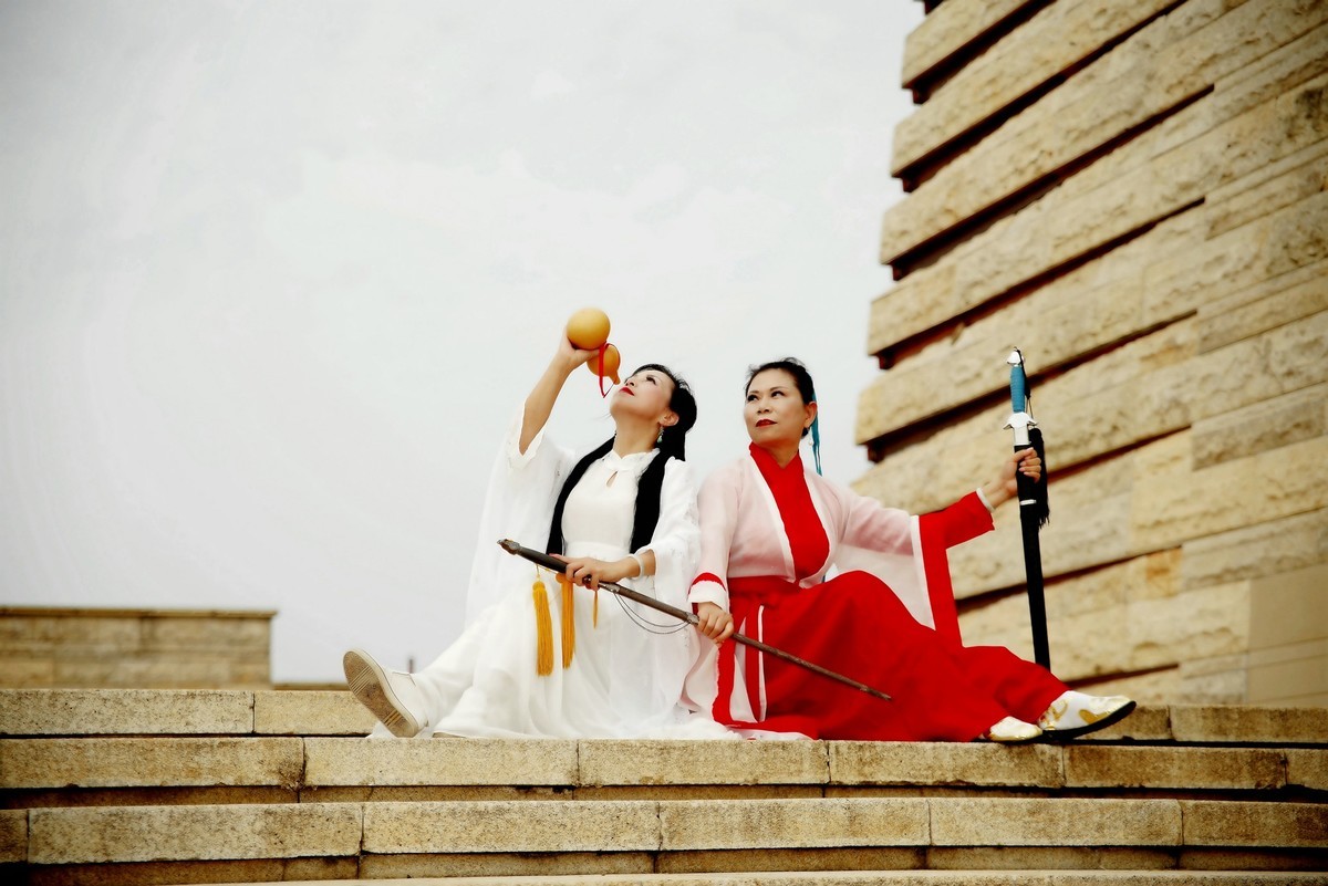 环境人像外拍---盘龙城城墙上的”侠女“！