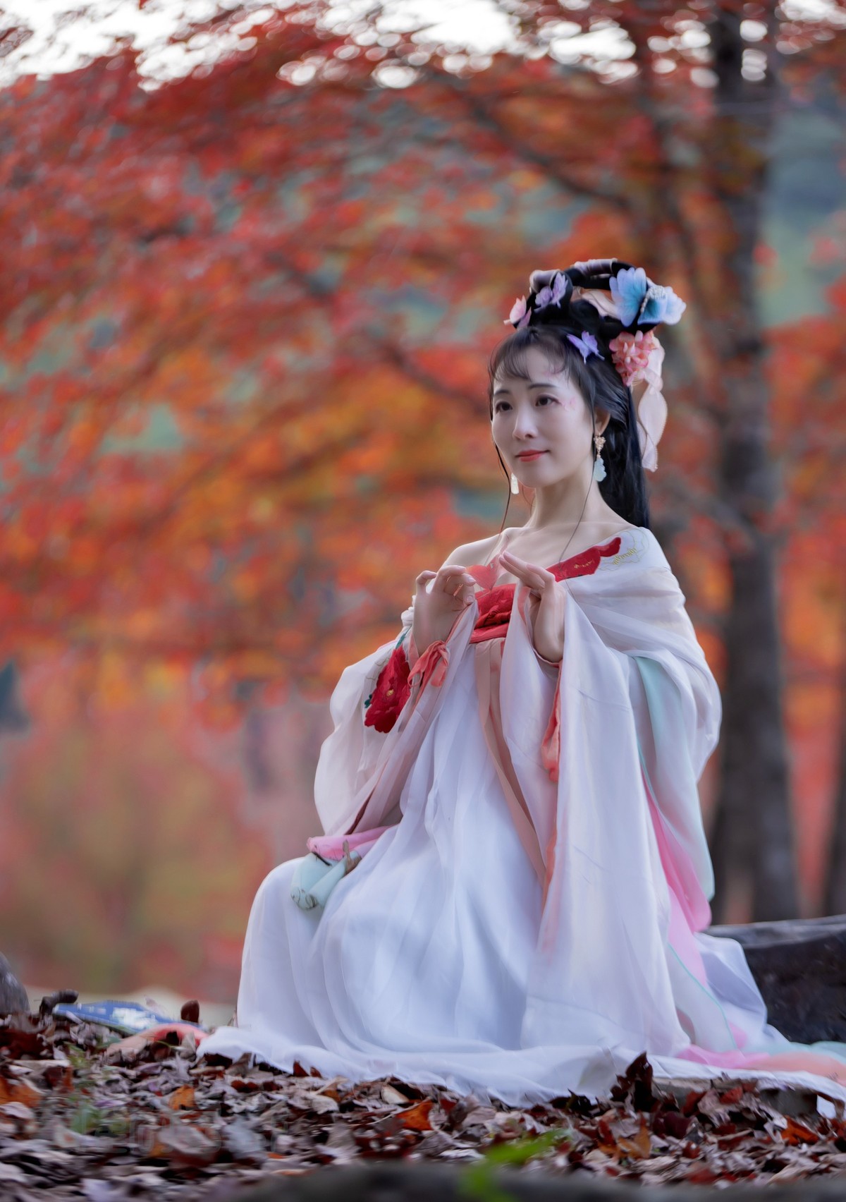 山间红叶好，霜重色欲浓