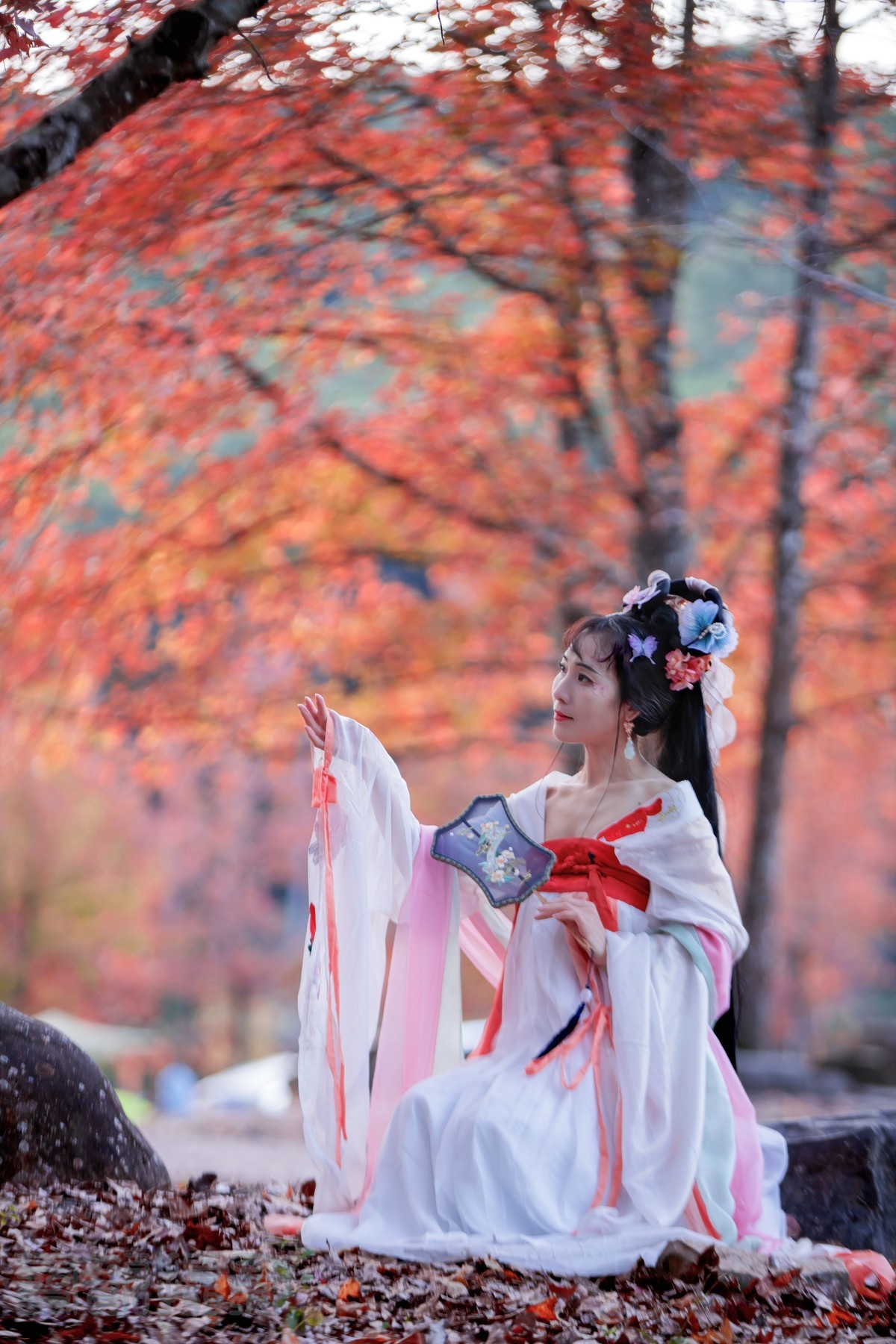 山间红叶好，霜重色欲浓