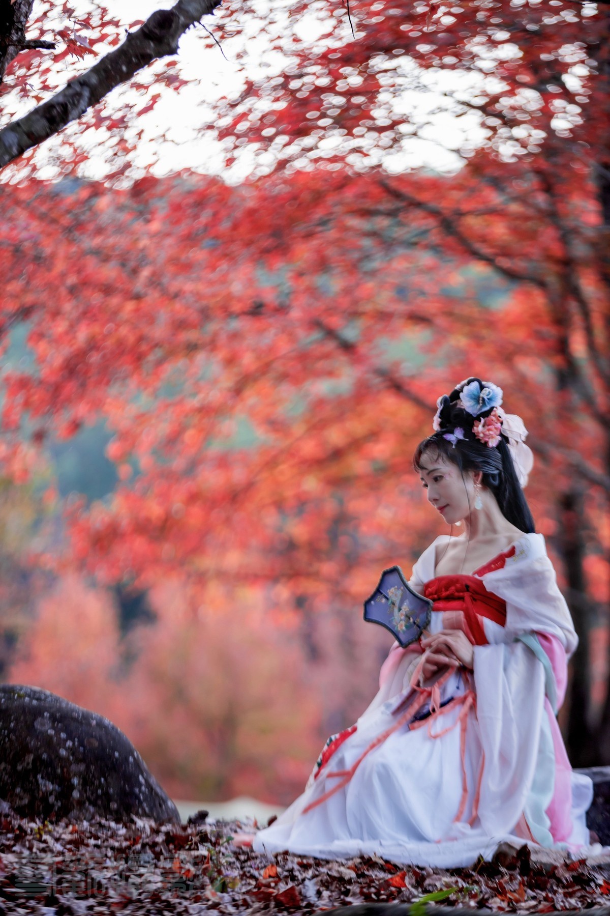 山间红叶好，霜重色欲浓