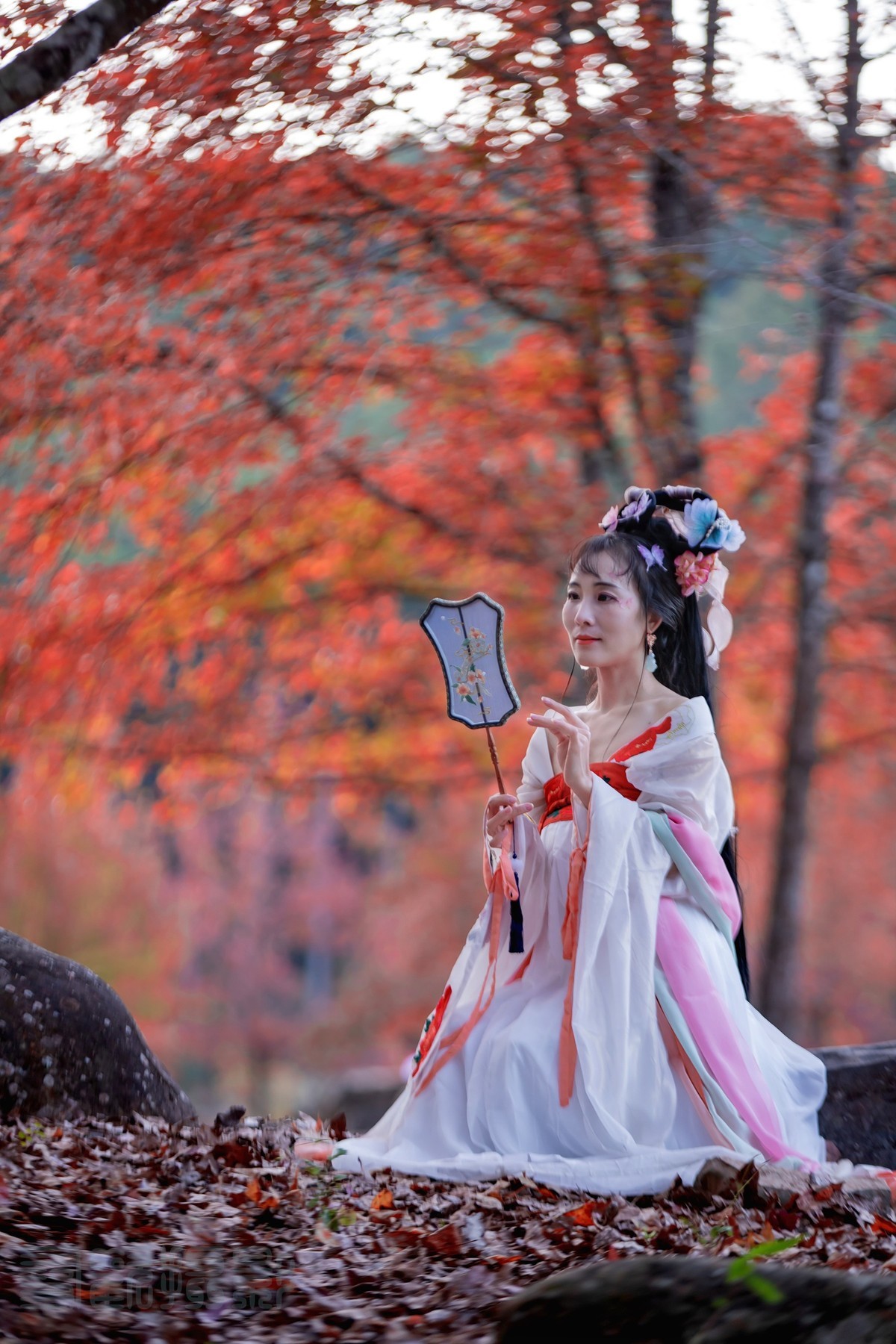 山间红叶好，霜重色欲浓