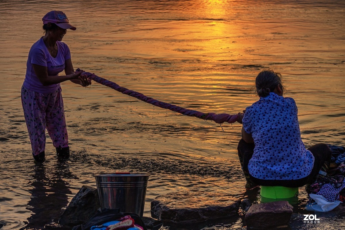 古城岸边洗衣晨曲