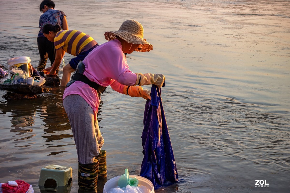 古城岸边洗衣晨曲