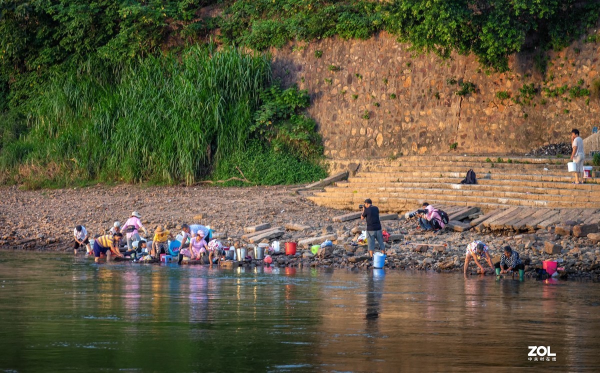 古城岸边洗衣晨曲
