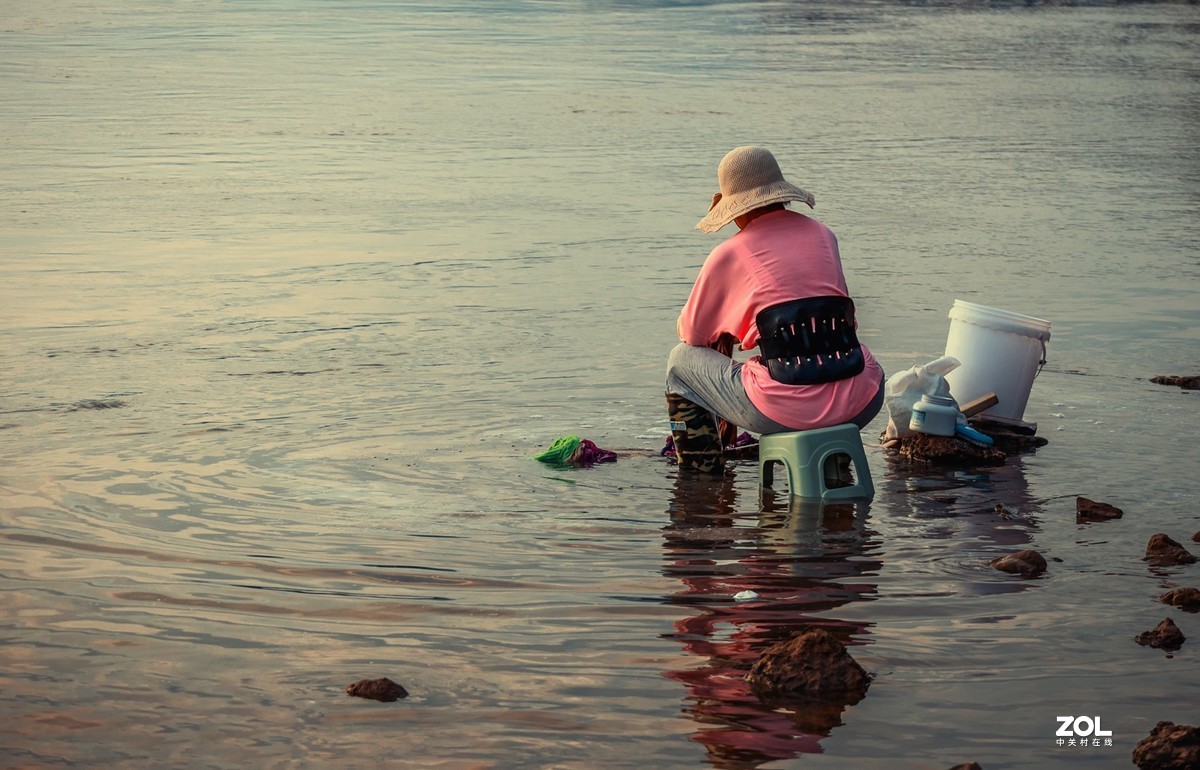 古城岸边洗衣晨曲