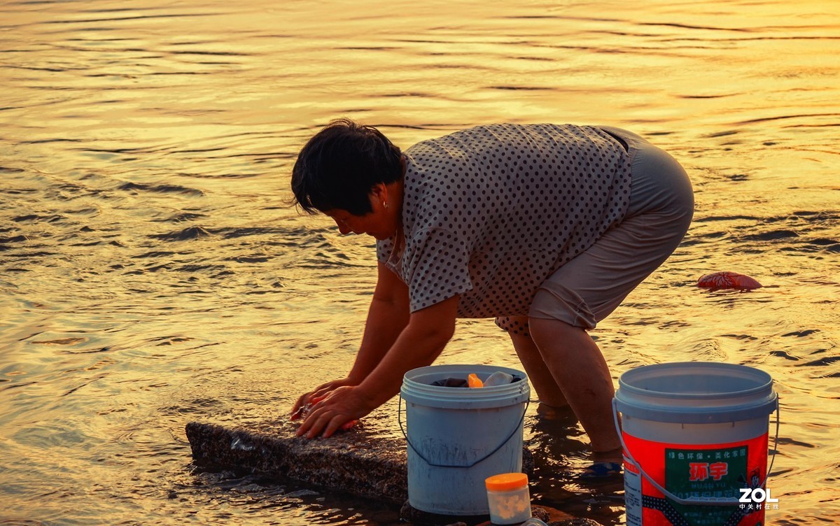 古城岸边洗衣晨曲