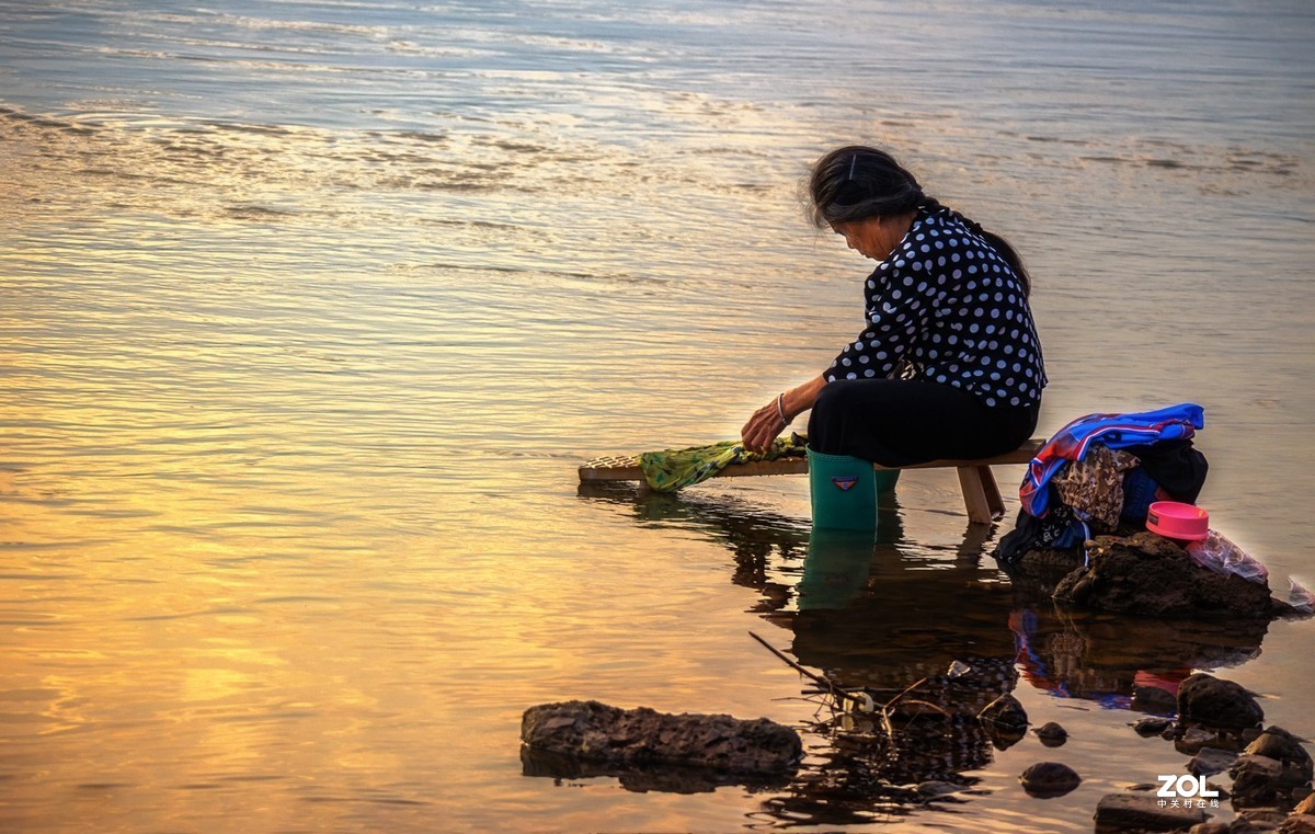 古城岸边洗衣晨曲