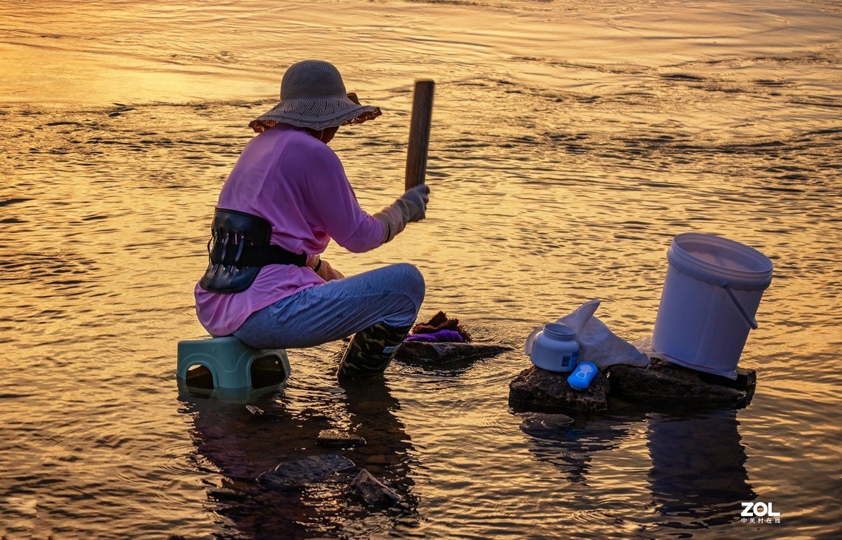 古城岸边洗衣晨曲