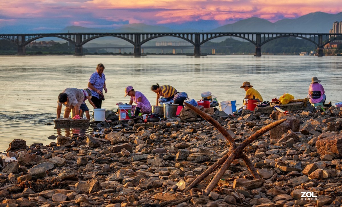 古城岸边洗衣晨曲