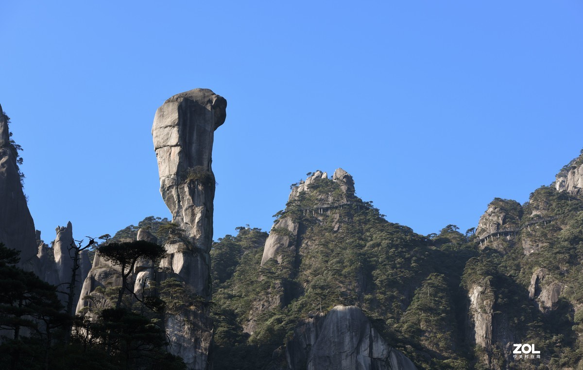 三清山上的美丽风景，可惜万里无云，旅游想要满意的光影可能是传说中的梦想。）