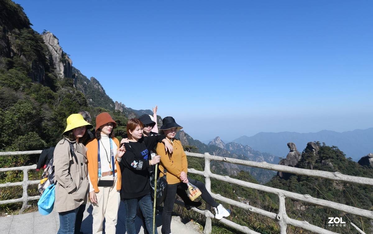 三清山上的美丽风景，可惜万里无云，旅游想要满意的光影可能是传说中的梦想。）