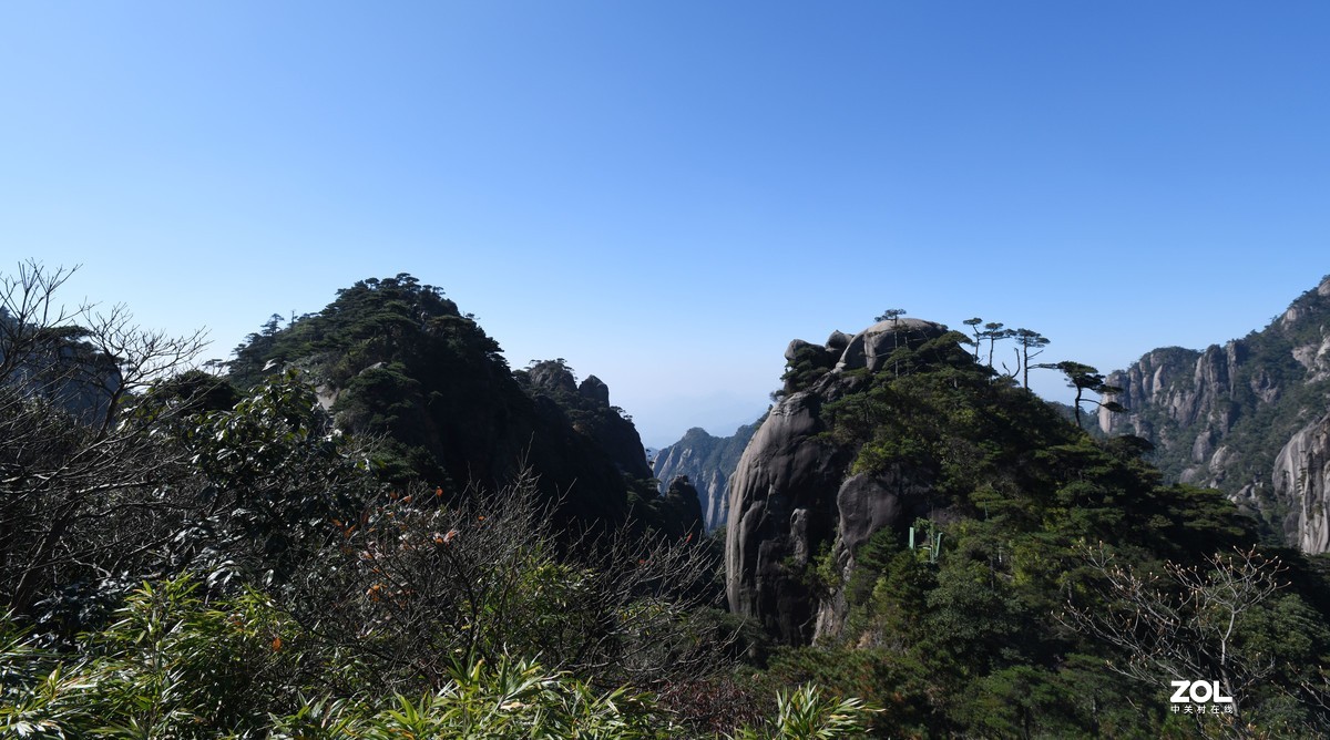 三清山上的美丽风景，可惜万里无云，旅游想要满意的光影可能是传说中的梦想。）